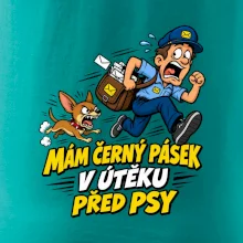 Černý pásek v útěku před psy