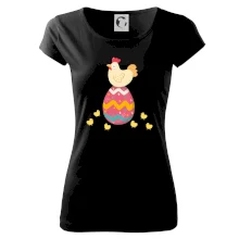 Slepice sedící na velikonočním vejci