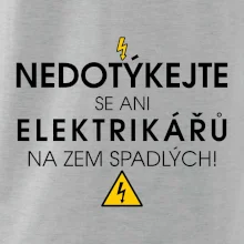 Nedotýkejte se ani elektrikářů na zem spadlých