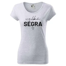 Velká ségra -  nápis na prsou