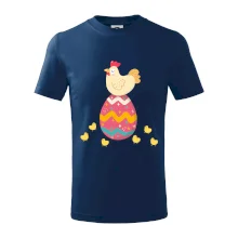 Slepice sedící na velikonočním vejci