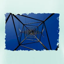 Stožár vysokého napětí zespodu