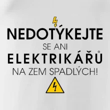Nedotýkejte se ani elektrikářů na zem spadlých