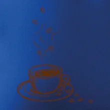 Hrnek plný čerstvé kávy