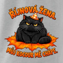Říjnová žena mrzutý černý kocour na javorovém listu