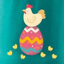 Slepice sedící na velikonočním vejci