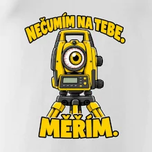 Geodet nečumím na tebe měřím