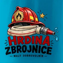 Hrdina s hasičskou přilbou a hadicí