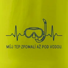 Můj tep zpomalí až pod vodou křivka EKG s maskou a šnorchlem