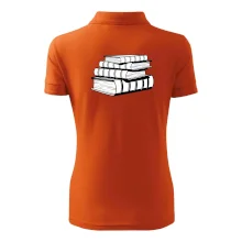 Knihy černobílé na sobě