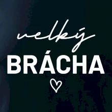 Velký brácha - nápis na prsou