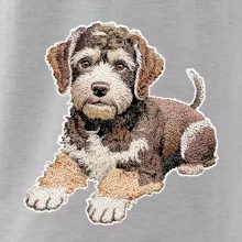 Lagotto romagnolo ležicí vyšívaný na prsu
