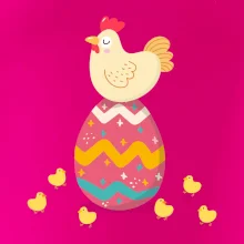 Slepice sedící na velikonočním vejci