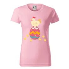 Slepice sedící na velikonočním vejci