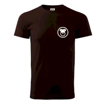 Knírač v kolečku na prsu