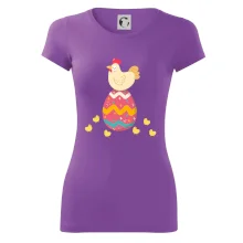 Slepice sedící na velikonočním vejci