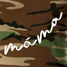 Psí máma se jmény na rukávu