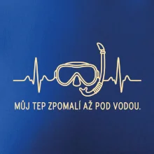 Můj tep zpomalí až pod vodou křivka EKG s maskou a šnorchlem