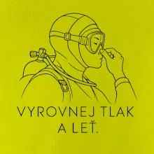 Vyrovnej tlak a leť potápěč v neoprenu držící si nos