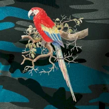 Papoušek na listnatém stromě