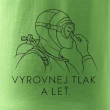 Vyrovnej tlak a leť potápěč v neoprenu držící si nos