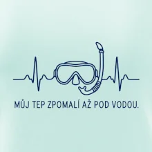 Můj tep zpomalí až pod vodou křivka EKG s maskou a šnorchlem