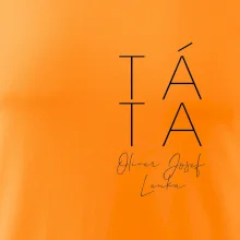 Nápis táta na prsu se jmény dětí