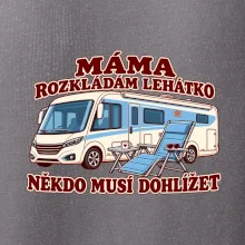 Máma rozkládám lehátko někdo musí dohlížet integrovaný obytňák