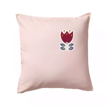 Folklor na prsu květina čtyřlistá