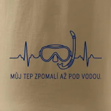 Můj tep zpomalí až pod vodou křivka EKG s maskou a šnorchlem