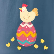 Slepice sedící na velikonočním vejci