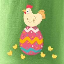 Slepice sedící na velikonočním vejci