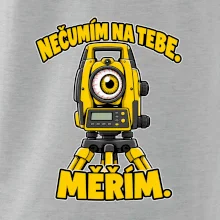 Geodet nečumím na tebe měřím