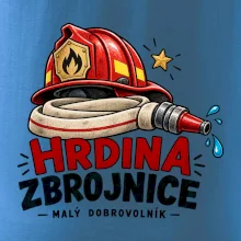Hrdina s hasičskou přilbou a hadicí