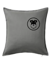 Knírač v kolečku na prsu