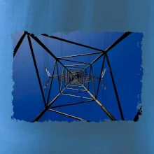 Stožár vysokého napětí zespodu