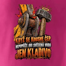 Zaseknutý čep bagru vyřeší kladivo