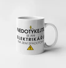 Nedotýkejte se ani elektrikářů na zem spadlých