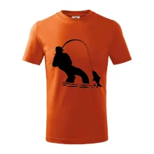 Rybář tahající rybu