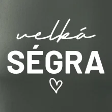 Velká ségra -  nápis na prsou