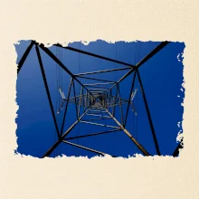 Stožár vysokého napětí zespodu