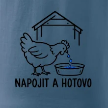 Slepice u misky s krmením