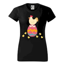 Slepice sedící na velikonočním vejci