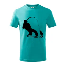 Rybář tahající rybu