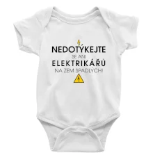 Nedotýkejte se ani elektrikářů na zem spadlých