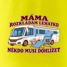 Máma rozkládám lehátko někdo musí dohlížet integrovaný obytňák