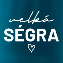 Velká ségra -  nápis na prsou