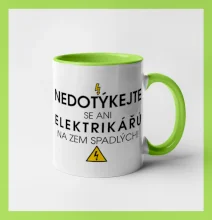 Nedotýkejte se ani elektrikářů na zem spadlých