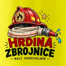 Hrdina s hasičskou přilbou a hadicí