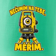 Geodet nečumím na tebe měřím